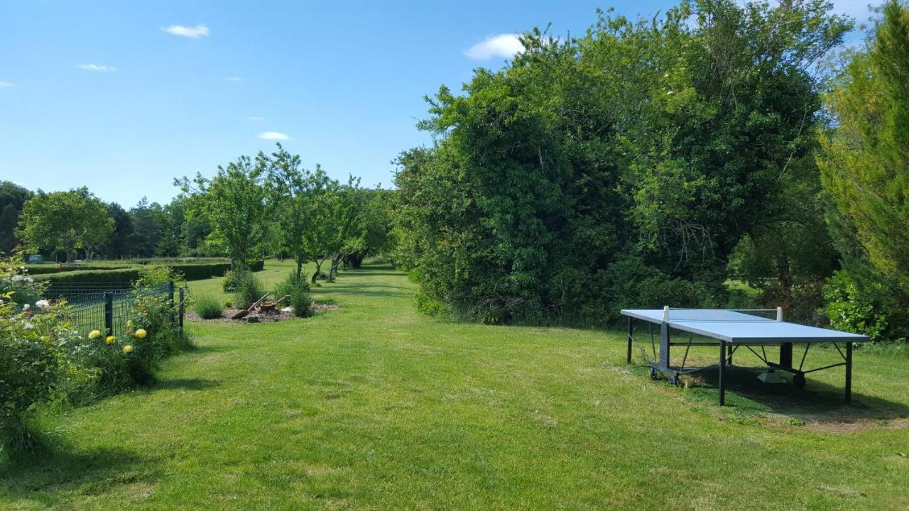 La Roseraie Neuville-de-Poitou Luaran gambar