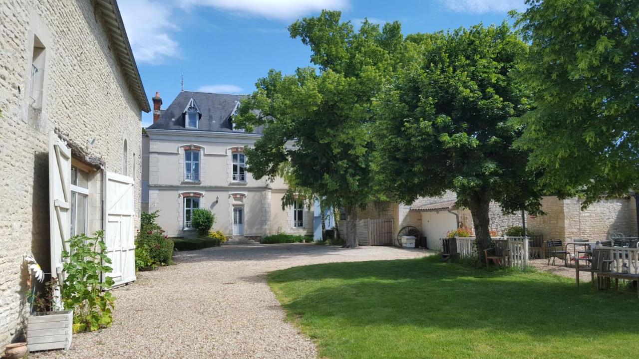 La Roseraie Neuville-de-Poitou Luaran gambar