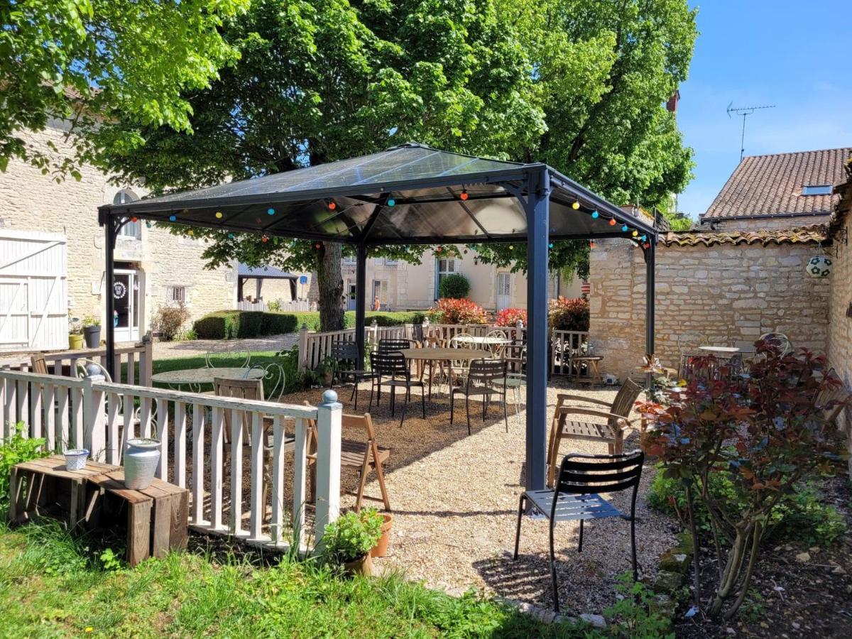 La Roseraie Neuville-de-Poitou Luaran gambar