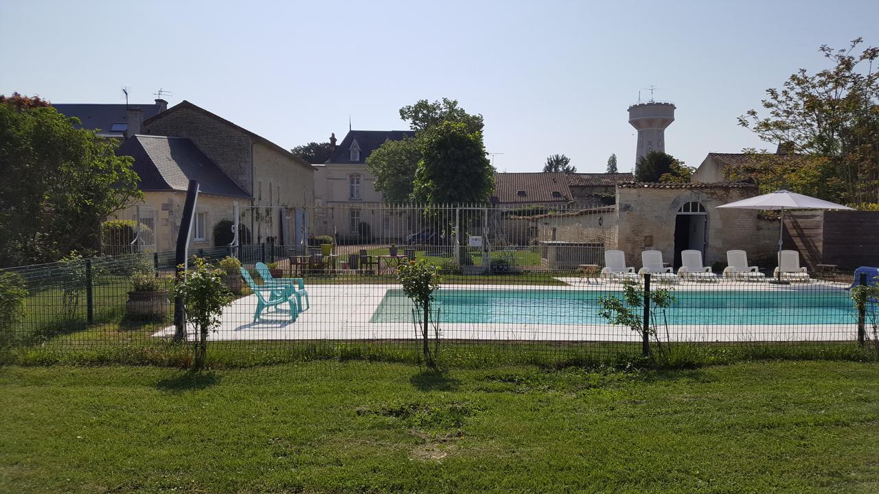 La Roseraie Neuville-de-Poitou Luaran gambar
